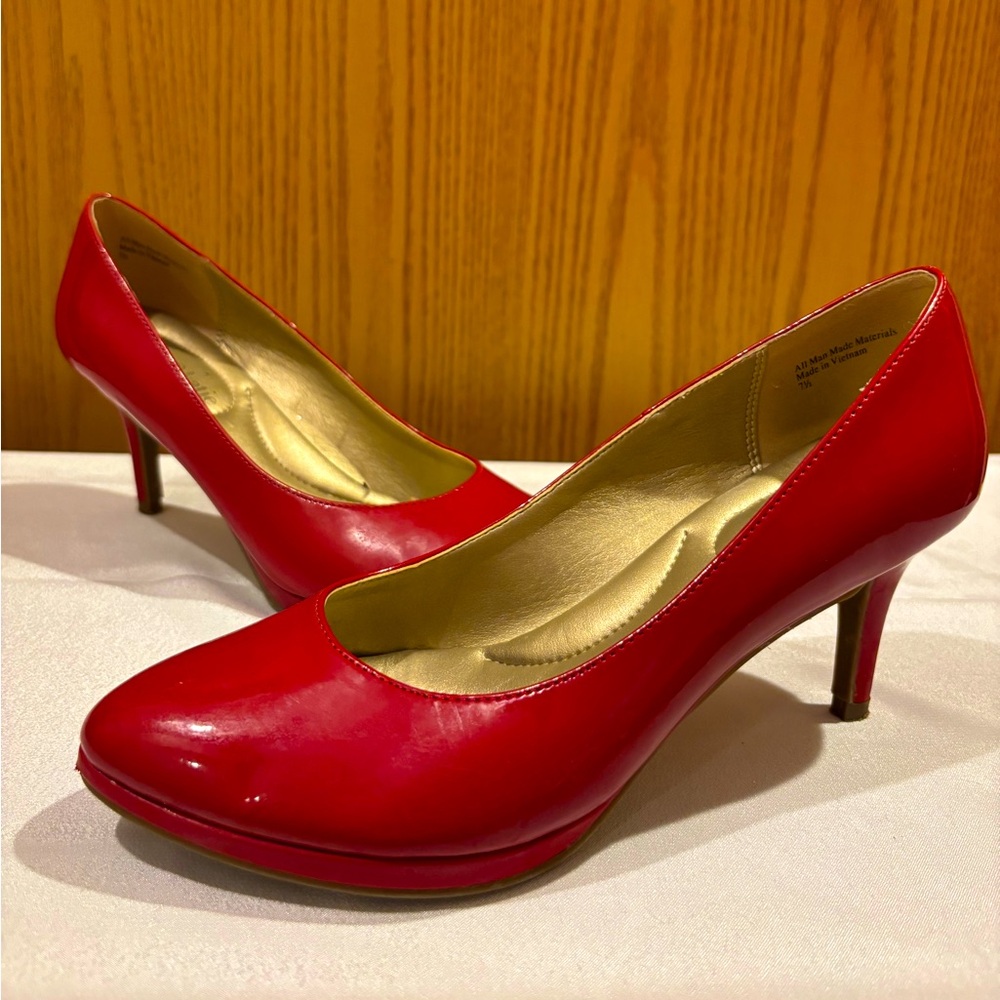 Kelly & Katie red pumps size 7.5